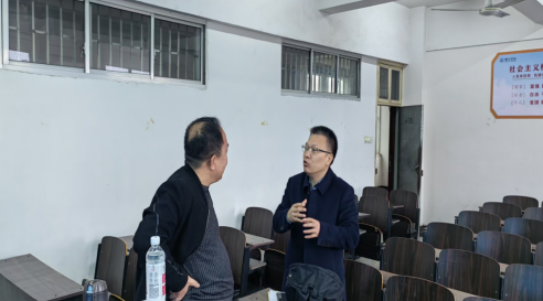 副校长黄秋生听课指导开学第一课