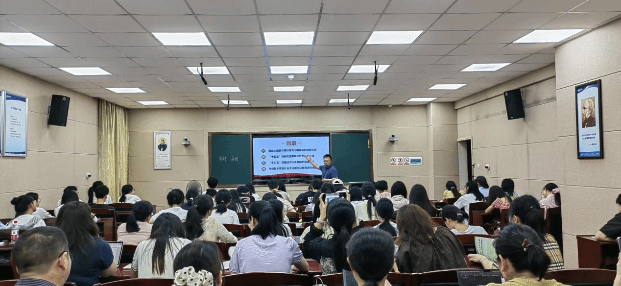 黄秋生为马克思主义学院学生作“形势与政策”报告